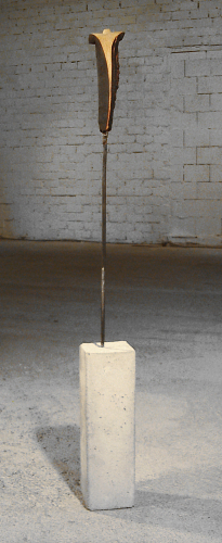 MÄNNLICHER HOLZSCHEIT-TORSO 3  - Holz, Feuer, Eisen, Beton, Höhe 95 cm, Ansicht 1