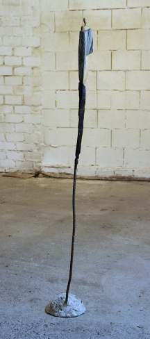 WEIBLICHER HOLZSCHEIT-TORSO - Holz, Feuer, Eisen, Beton, Höhe 135 cm, Ansicht 1