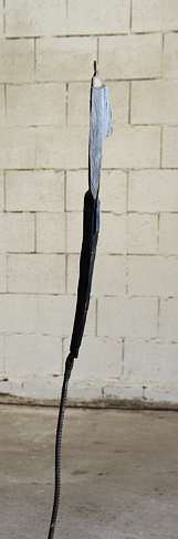 WEIBLICHER HOLZSCHEIT-TORSO - Holz, Feuer, Eisen, Beton, Höhe 135 cm, Zoom-Ansicht