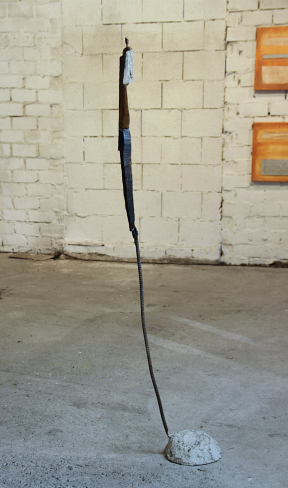 WEIBLICHER HOLZSCHEIT-TORSO - Holz, Feuer, Eisen, Beton, Höhe 135 cm, Ansicht 2