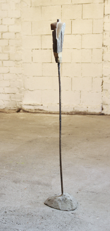 MÄNNLICHER HOLZSCHEIT-TORSO 1  - Holz, Feuer, Eisen, Beton, Höhe 95 cm, Ansicht 1