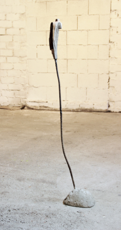 MÄNNLICHER HOLZSCHEIT-TORSO 1  - Holz, Feuer, Eisen, Beton, Höhe 95 cm, Ansicht 2