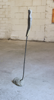 WEIBLICHER HOLZSCHEIT- TORSO 3 - Holz, Feuer, Eisen, Beton, Höhe 65 cm, Ansicht 1