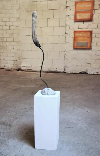 WEIBLICHER HOLZSCHEIT- TORSO 2 - Holz, Feuer, Eisen, Beton, Höhe 55 cm, Ansicht 1