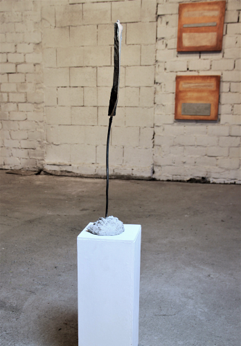 WEIBLICHER HOLZSCHEIT- TORSO 2 - Holz, Feuer, Eisen, Beton, Höhe 55 cm, Ansicht 2