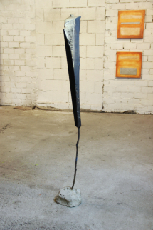 HOLZSCHEIT-TORSO 1 - Holz, Feuer, Eisen, Beton, Höhe 135 cm, Ansicht 2