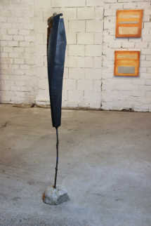 HOLZSCHEIT-TORSO 1 - Holz, Feuer, Eisen, Beton, Höhe 135 cm, Ansicht 1