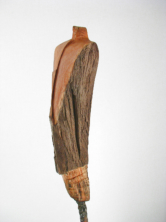 MÄNNLICHER HOLZSCHEIT-TORSO 1  - Holz, Feuer, Eisen, Beton, Höhe 95 cm, Detailansicht 1