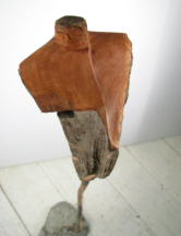 MÄNNLICHER HOLZSCHEIT-TORSO 1  - Holz, Feuer, Eisen, Beton, Höhe 95 cm, Ansicht 4