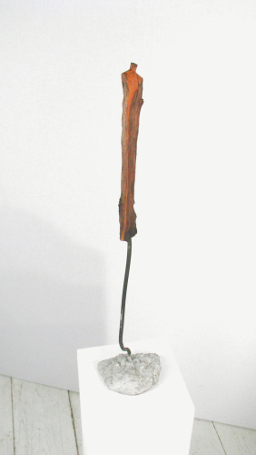 WEIBLICHER HOLZSCHEIT-TORSO 2 - Holz, Feuer, Eisen, Beton, Höhe 55 cm, Ansicht 3