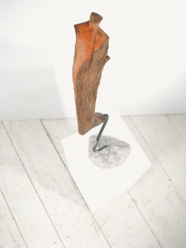 WEIBLICHER HOLZSCHEIT-TORSO 2 - Holz, Feuer, Eisen, Beton, Höhe 55 cm, Ansicht 4
