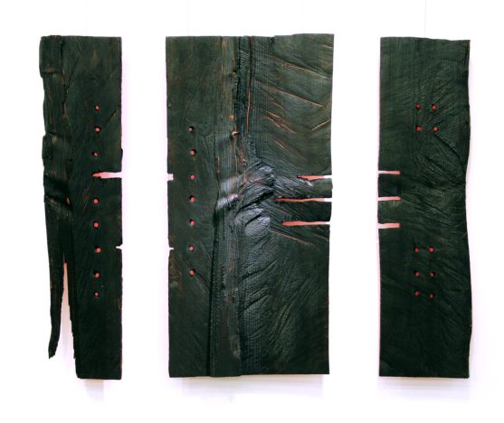 aus dem Zyklus BRANDOBJEKTE, Tryptichon - Holz, Feuer, Rückseite rot bemalt, 160 x 120 x 12 cm